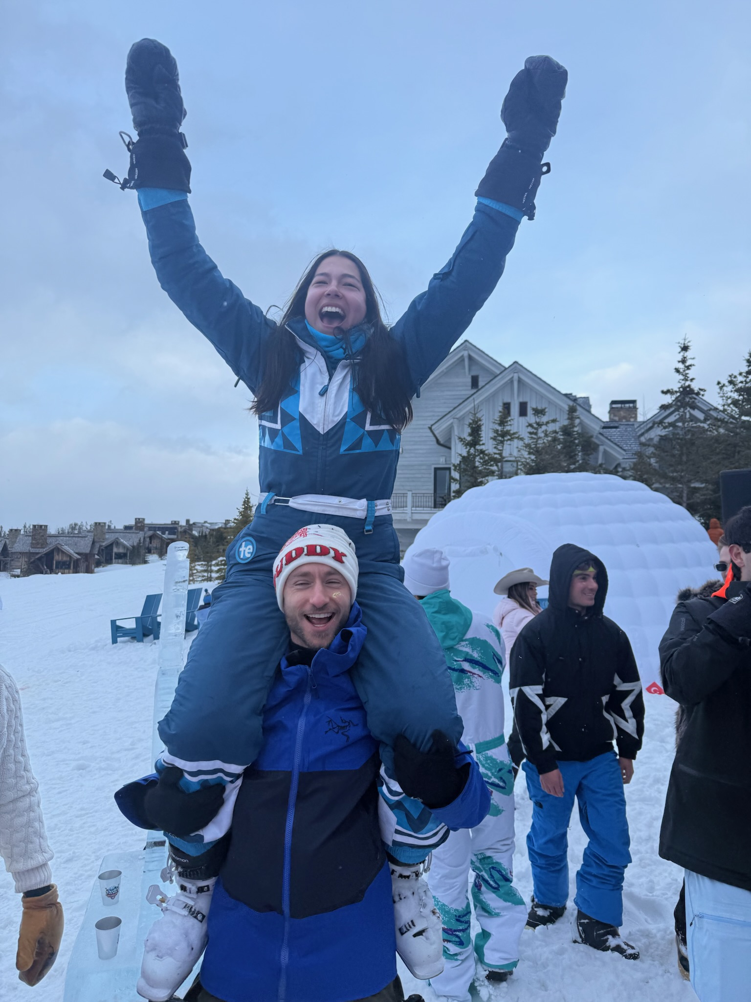 Sydni on man of her dreams' shoulders